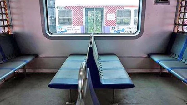 रेलवे की नई पहल , ऐसी लोकल में बैठकर खरीदे टिकट !