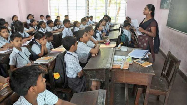 शिक्षकों की विशेष छुट्टियां, लेकिन छात्रों को जाना होगा स्कूल !
