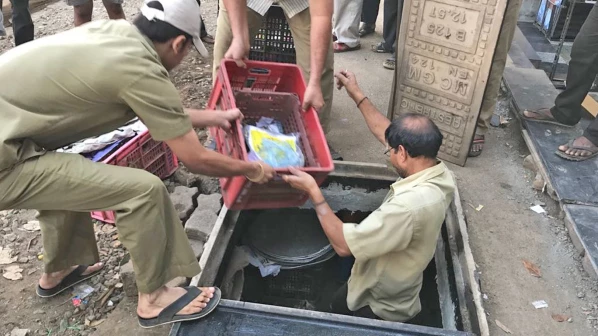 गटर से सब्जियां निकालकर बेचनेवालों पर होगी कार्रवाई 