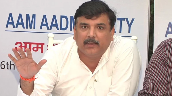 सरकार साधतंय उद्योगपतींचं हित, 'आप' ची सरकारवर टीका