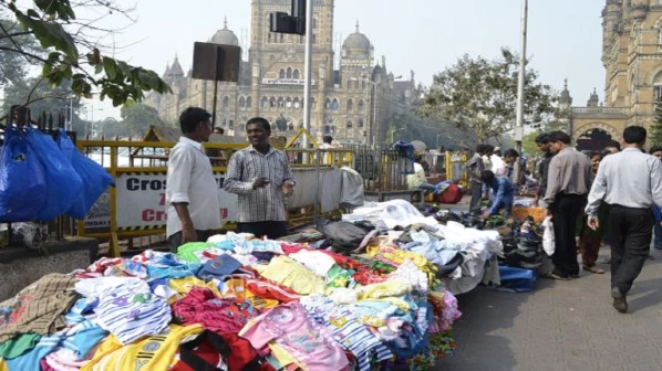 फेरीवाल्याला मारहाणप्रकरणी 'आरपीएफ’ अधिकाऱ्याविरुद्ध गुन्हा दाखल