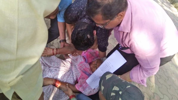 विधान भवनाबाहेर वृद्धेचा आत्महत्येचा प्रयत्न