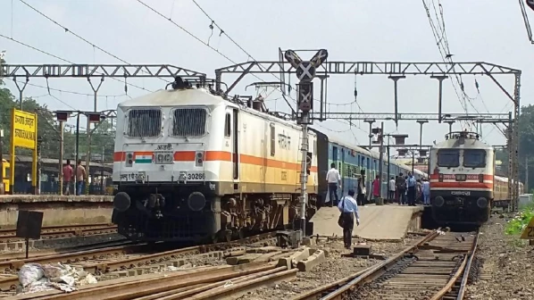 'त्याला' चालत्या ट्रेनमधून खेचून 'टीसी' ने वाचवले प्राण!