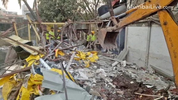 मोगरा नाल्यावरील ती १२ बांधकामं साफ