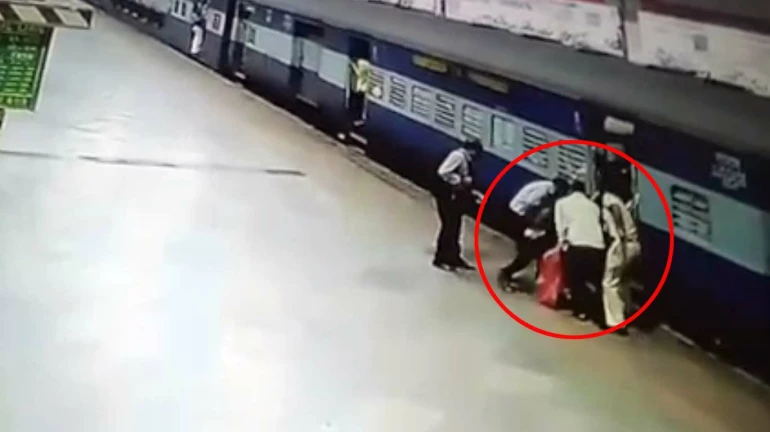 सतर्क आरपीएफ जवान ने बचाई महिला की जान, देखें वीडियो 