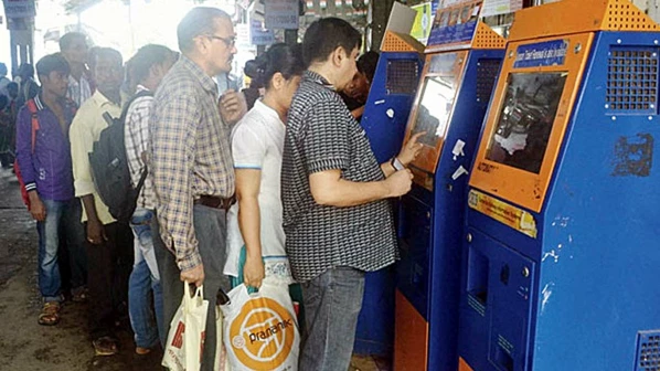 आता रांगेचं नो टेन्शन, मध्य रेल्वेवर लागणार १४८ 'एटीव्हीएम'