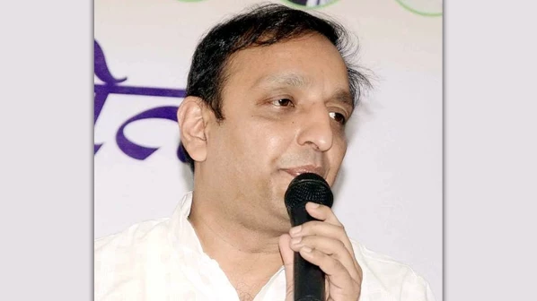 बिल्डरांच्या फायद्यासाठी विकास आराखड्यात बदल- सचिन सावंत