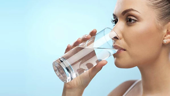 पाणी कसं आणि किती प्यावं?