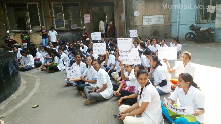 म्हणे, जागा अपुरी! पोद्दार रुग्णालयाने काढलं शिकाऊ डाॅक्टरांना वसतिगृहाबाहेर