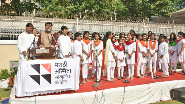 कसला अभिमान? मराठी अभिमान गीतातलं कडवंच गाळलं 