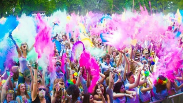 मुंबईतल्या या पार्टीजमध्ये घ्या होळीची मजा!