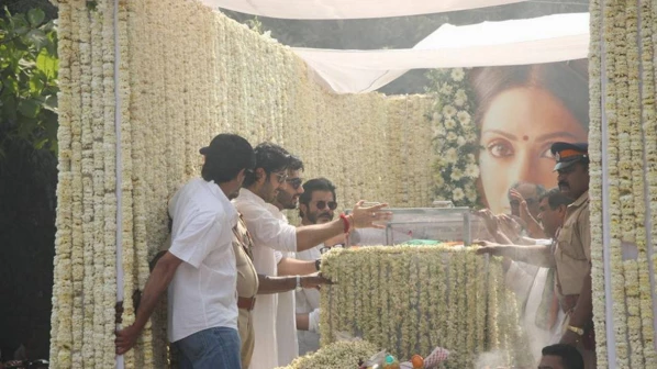 पंचतत्व में विलीन हुईं श्रीदेवी!