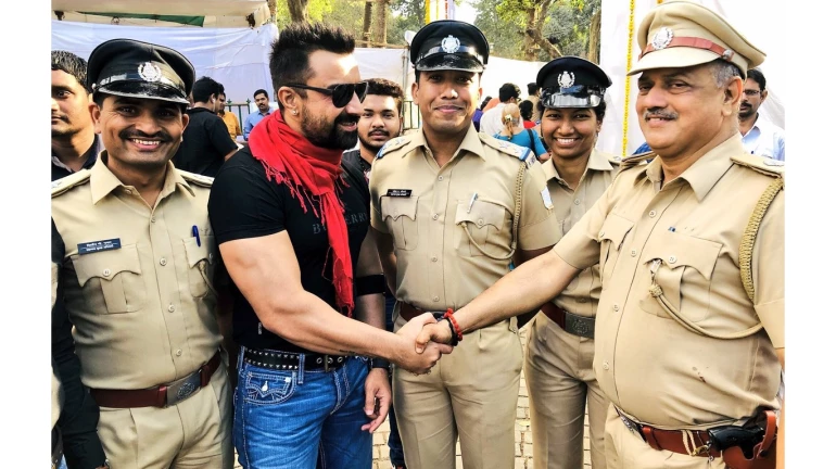ट्विटर पर मुंबई पुलिस और एजाज खान की नोंकझोक!