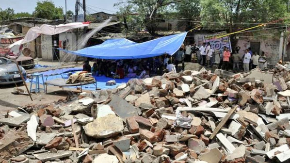 साइकिल ट्रैक बनाने के लिए तोड़ा घर, मलबे से बीमारी फैलने का डर 