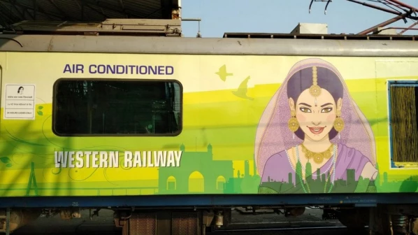 अंतर्राष्ट्रीय महिला दिवस- मुंबई की एसी लोकल की महिला डब्बों को मिला अलग रंग