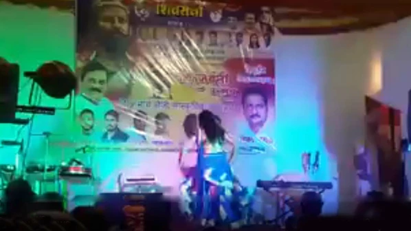 शिवसेनेच्या शिवजयंती कार्यक्रमात भोजपुरी गाण्यावर अश्लील नृत्य