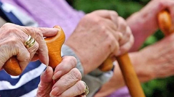 निवृत्तीच्या वयोमर्यादेचा निर्णय लांबणीवर?