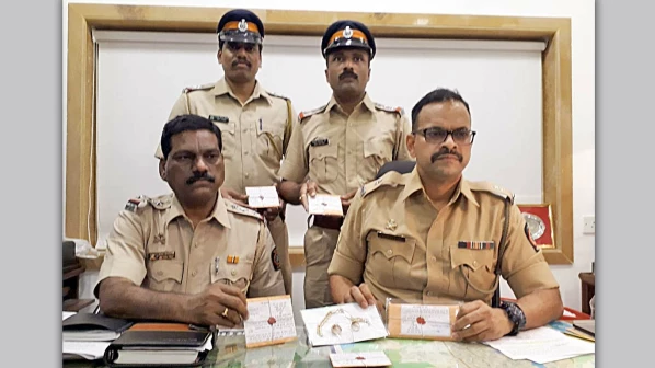 बनावट एटीएमने वृद्धांची फसवणूक करणाऱ्या टोळीचा पर्दाफाश