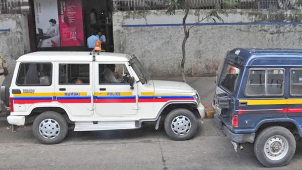 ही कसली स्वच्छता? गटारातील पाण्याने धुतल्या जाताहेत पोलिसांच्या गाड्या