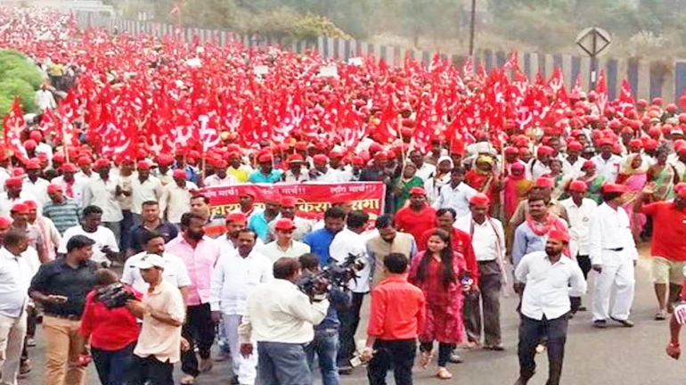 पालघरमध्ये प्रशासनाविरोधात 'लाल वादळ' उठले पालघरमध्ये प्रशासनाविरोधात 'लाल वादळ' उठले