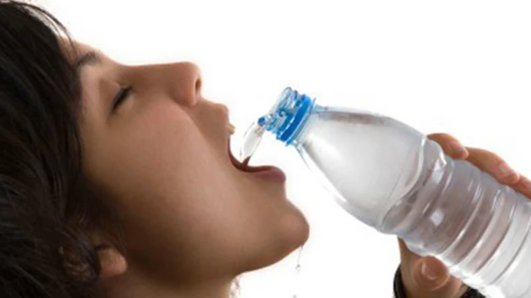 खतरनाक है बोतलबंद पानी, आप पानी नहीं गटक रहे हैं कैंसर 