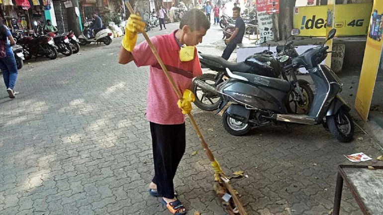 This man from Ghatkopar took to cleaning public spaces in Mumbai for 3 hours every day