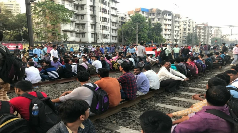  नौकरी के लिए छात्रों का रेल पटरी पर प्रदर्शन, मध्य रेलवे ठप्प