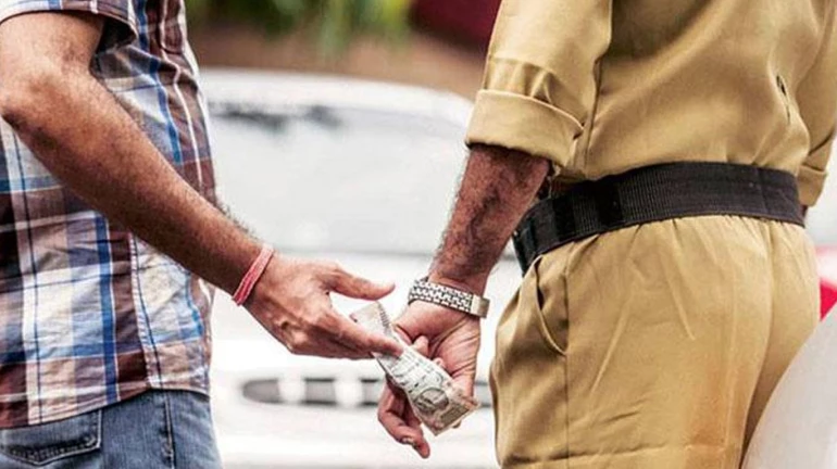 वरिष्ठ पुलिस निरीक्षक रिश्वत लेते गिरफ्तार