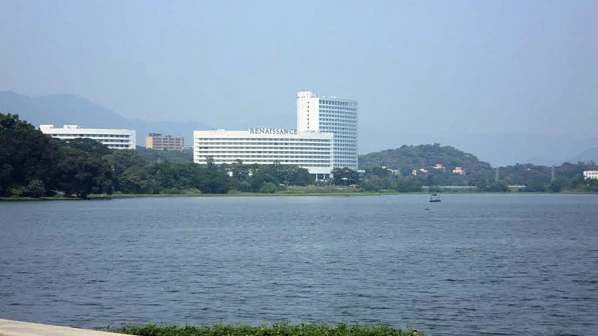 झोपडपट्टीतील मलमिश्रीत सांडपाणी पवई तलावात