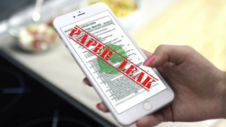 दहावी-बारावी परीक्षांमधील पेपरफुटी टाळण्यासाठी शिक्षण मंडळाने घेतला मोठा निर्णय दहावी-बारावी परीक्षांमधील पेपरफुटी टाळण्यासाठी शिक्षण मंडळाने घेतला मोठा निर्णय