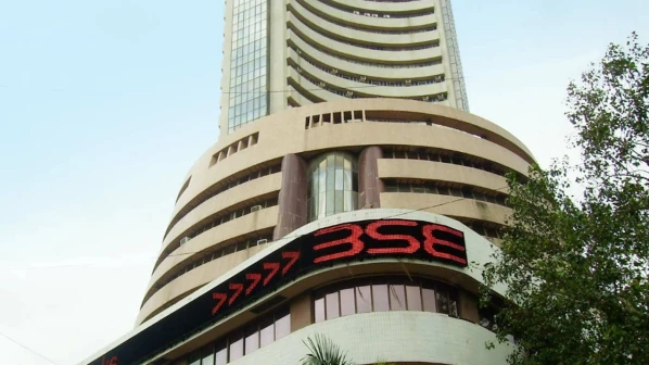 सेंसेक्स 33,066 तो निफ्टी 10,130.65 के स्तर पर बंद