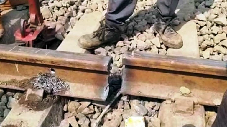 तेज धुप और गर्मी से टूटी थी रेलवे की पटरी 