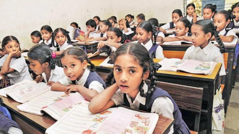 शिक्षा मंत्री विनोद तावड़े ने दिया आश्वासन , परीक्षा के बाद बंद रहेंगे स्कूल 