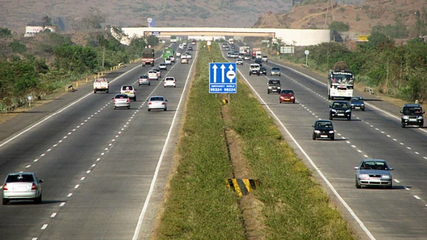 एक्स्प्रेसवर सुसाट सुटा... ८० किमीपेक्षा कमी वेगाला मनाई