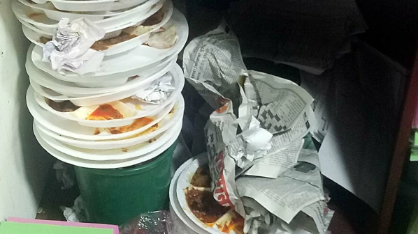 प्लास्टिक पर बंदी: चिराग तले अंधेरा, खुद सरकारी मातहत कर रहे प्लास्टिक का उपयोग 