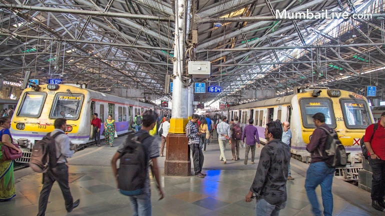 मुंबई- लोकमान्य तिलक टर्मिनस रेलवे स्टेशन और CSMT पर ट्रेनो के परिचालन क्षमता बढ़ाने का फैसला