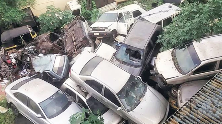 Mumbai: Traffic Relief in Matunga as BMC Removes Defective Vehicles Mumbai: Traffic Relief in Matunga as BMC Removes Defective Vehicles