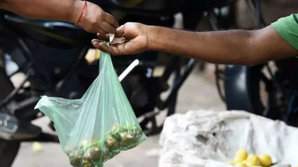Despite a ban on plastic, hawkers continue using plastic bags in Dadar