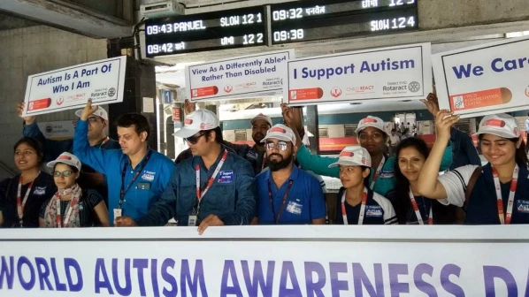 'आॅटिझम' जनजागृतीसाठी डाॅक्टरांची 'लोकल'वारी !