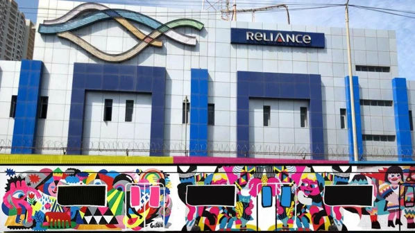 स्टेशनबाहेर अवतरली मेट्रो!