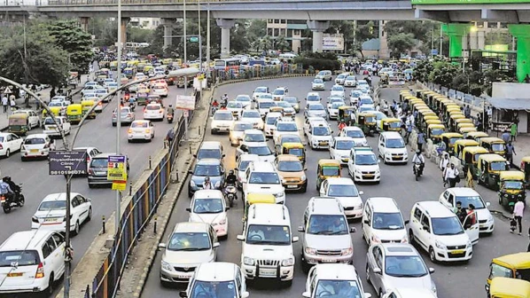 पश्चिम द्रूतगती महामार्गावर प्रचंड वाहतूककोंडी