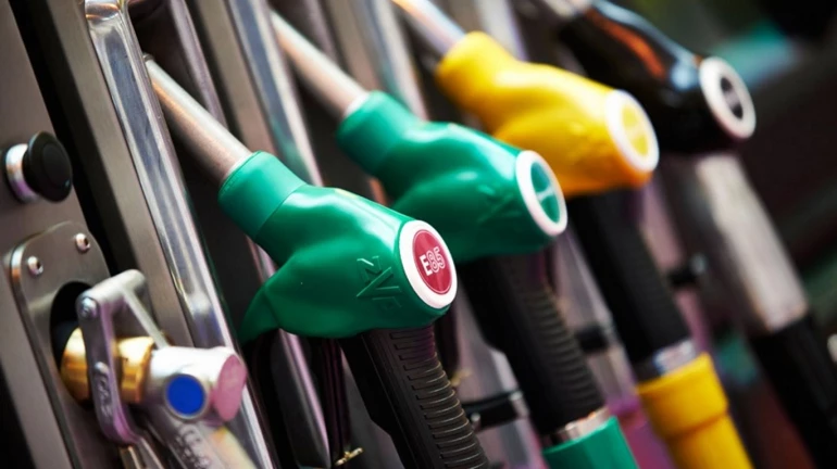 मुंबई में नहीं कम हो रहे है पेट्रोल के दाम,   81.84 रुपये प्रति लीटर मिल रहा है पेट्रोल!