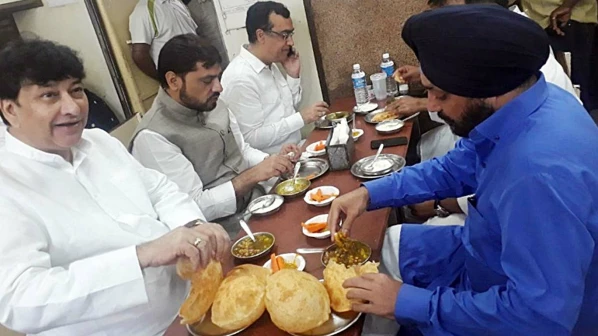 नाश्त्यानंतर सुरू झालं नि जेवणाला संपलं, काँग्रेसच्या उपोषणावर टिकेची झोड