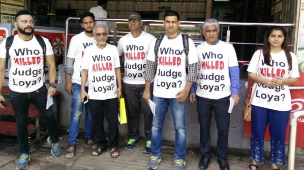 हू किल्ड जज लोया? ८ जणांचा लोकलमध्ये अनोखा निषेध