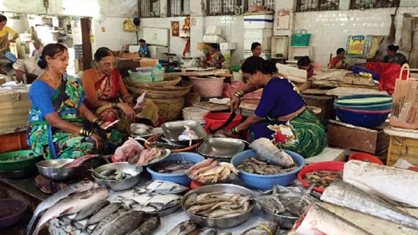 मासे विक्रेत्यांना तळमजल्यावर जागा द्या!