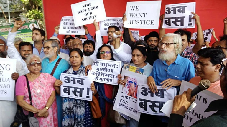 उन्नाव और कठुआ के आरोपियों को फांसी दो, मुंबई में आंदोलनकारियों ने की मांग 