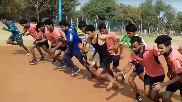 मुंबई पुलिस में कांस्टेबल बनने के लिए डॉक्टर, इंजीनियर, MBA, LLB पास युवा लाइन में 