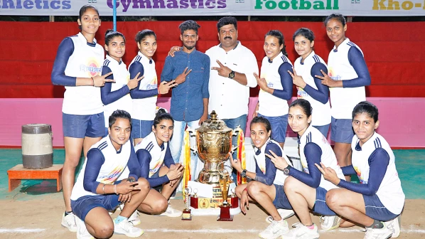 शिवशक्तीची मावळी मंडळ चषकावर मोहोर