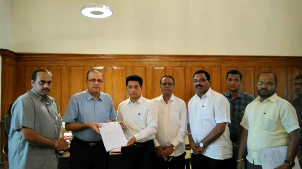 मनसेच म्हणतेय, फेरीवाल्यांचे लवकर पुनर्वसन करा!