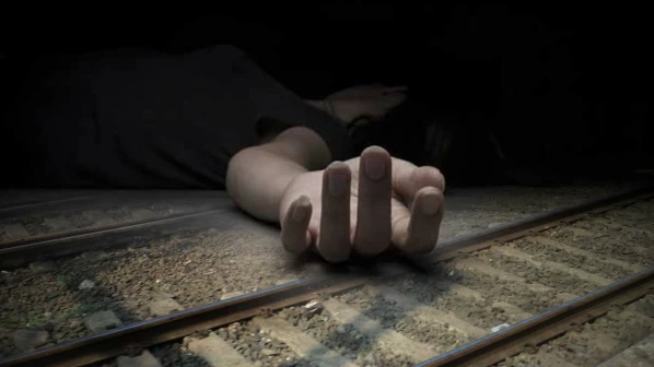 ट्रेन हादसे में एक की मौत एक जख्मी, बड़ा सवाल- कब रुकेंगे हादसे?